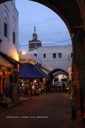 Image du Maroc Professionnelle de  Une importante rue commerciale dans le Souk des Habous. Parmi les endroits les plus pittoresques de Casablanca, la Cité de Habous conçue par les architectes Auguste Cadet et Edmond Brion d’après l’ébauche d’un premier plan-masse dû à Albert Laprade. La construction n’avait commencé qu’après la première guerre mondiale. Situé près du Palais Royale, ce joyau architectural est le point de départ de la nouvelle médina de la ville, Vendredi 18 Novembre 2011. Le quartier des Habous fait partie du patrimoine architectural de Casablanca (Photo / Abdeljalil Bounhar)